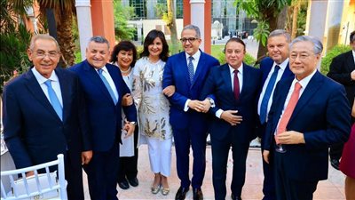 نبيلة مكرم تهنئ خالد العناني على وسام «فارس» الفرنسي