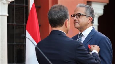 خالد العناني يتقلد وسام جوقة الشرف الفرنسي بدعم من باريس لليونسكو