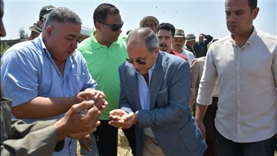 محافظ بورسعيد يشهد موسم حصاد الأرز بأحد حقول 