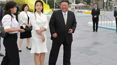 ابنة زعيم كوريا الشمالية تخطف الأنظار في بكين.. هل تُمهد لخلافة والدها؟|صور