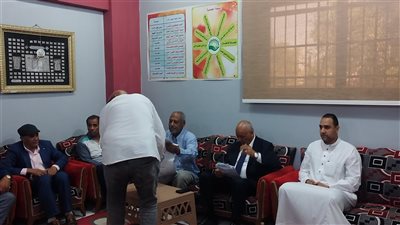 النائب مصطفي بكري وسط أهالي بلدته لتوزيع شنط وحلوى المولد النبوي