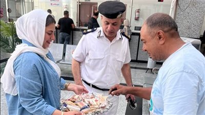 احتفالًا بذكري المولد النبوي الشريف.. ضابط يوزع الحلوى على المواطنين ببورسعيد