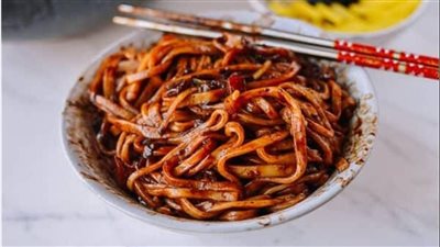 طريقة عمل المكرونة السوداء الكورية (جاجانجميون) مع سلطة الفاصوليا الكورية