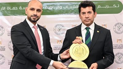 منح أشرف صبحي درع الجدارة لإطلاقه الاستراتيجية الوطنية للشباب والرياضة