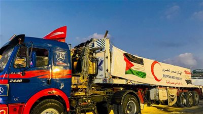 الهلال الأحمر يدفع نحو 2700 طن مساعدات غذائية وإغاثية عبر قافلة «زاد العزة» 