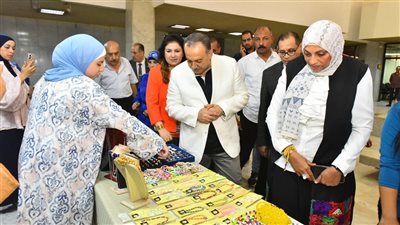 محافظ أسيوط يتفقد معرض 