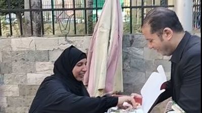 قبطي يوزع الحلوى احتفالًا بالمولد النبوي في مشهد يجسد روح التسامح بمصر