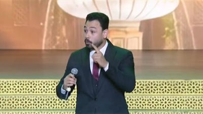 الشاعر فارس قطرية يقدم قصيدة في المديح خلال احتفالية المولد النبوي