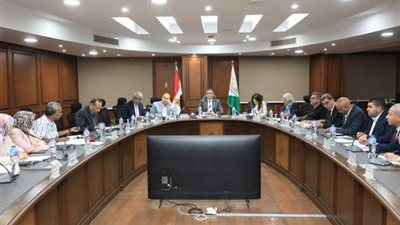 محافظ الجيزة يبحث الموقف التنفيذي للمشروعات القومية وآليات إنهاء صرف التعويضات