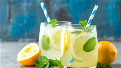 استمتع بعصير الليمون بالنعناع المنعش وفوائده للجسم في الصيف 