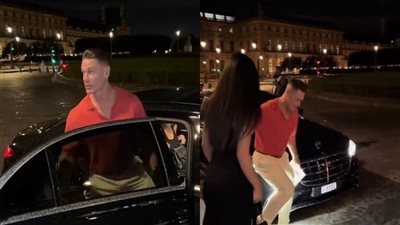 المصارع العالمي جون سينا يحمل زوجته لكي لا تلمس الماء بحذائها