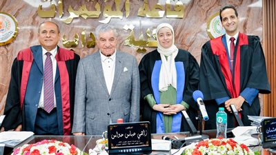 زاهي حواس يشارك في مناقشة رسالة دكتوراه بكلية الآداب جامعة المنصورة