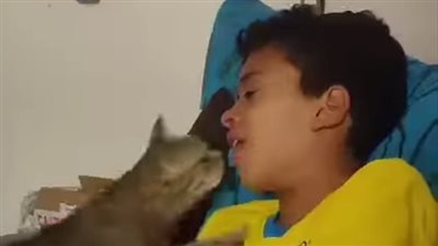 طفل يتلوى من آلام غامضة في قدميه منذ 3 سنوات… والأطباء والمشايخ عاجزون