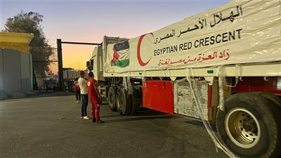 الهلال الأحمر يدفع 2500 طن مساعدات غذائية وإغاثية عبر قافلة زاد العزة الـ 37