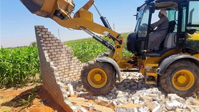 إزالة 10 حالات تعد على الأراصي الزراعية واملاك الدولة فى قنا