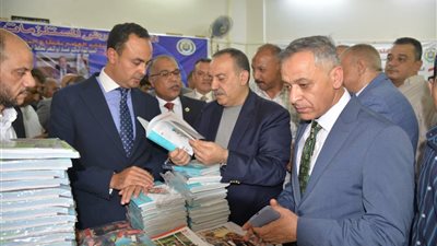 محافظ أسيوط يفتتح معرضًا للمستلزمات المدرسية المخفضة