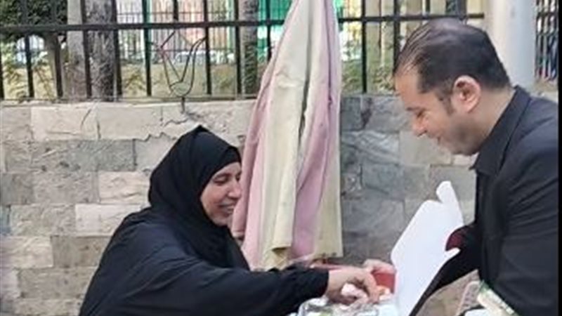 قبطى يوزع حلاوة المولد