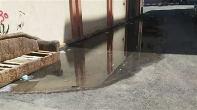 استغاثة اهالي منطقة المساكن بسبب تراكم الصرف الصحي في قنا|صور