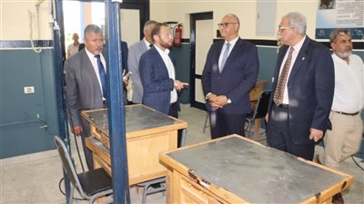 محافظ القليوبية يتفقد مدرسة 