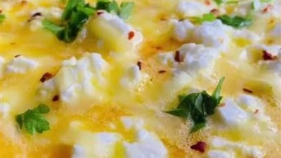 البيض بالجبنة القريش ورغيف العيش الشمسي..فطور صعيدي أصيل