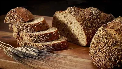 استمتعي بصحة أفضل: طريقة عمل الخبز الأسمر في البيت بكل سهولة 