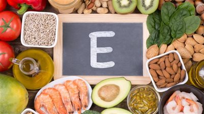 أطعمة غنية بفيتامين E لتعزيز صحة البشرة وتأخير علامات الشيوخة 