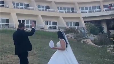 محمد صلاح يفاجئ عروسين من شرفة الفندق.. والعروسة ترد: 