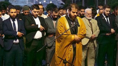 الفنان المعتزل أدهم نابلسي يؤم المصلين في معرض دمشق الدولي .. صور