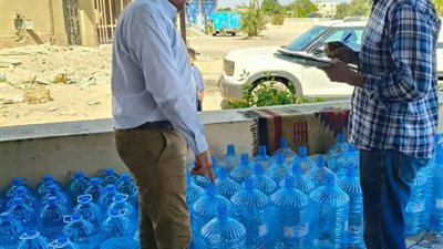 ضبط 2080 زجاجة مياه مغشوشة وحملة مكبرة لمكافحة الغش في السويس