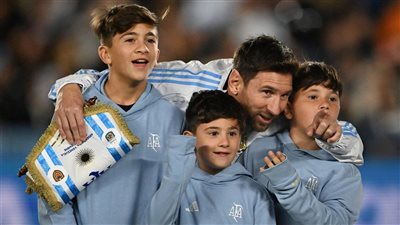 احتفالية عائلية .. الساحر ميسي يصل إلى هدفه رقم 878 في مسيرته