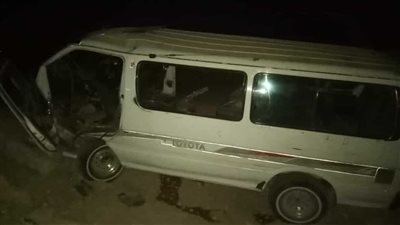 إصابة 13 شخصًا من عائلة واحدة أثناء توجههم لحفل زفاف إثر انقلاب ميكروباص