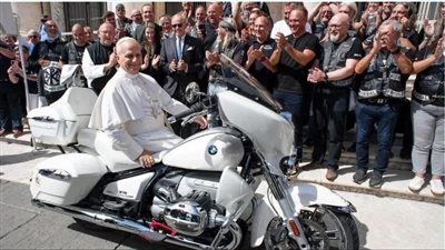 دراجة نارية من BMW هدية للبابا لاوون الرابع عشر تتحول إلى رسالة أمل للأطفال