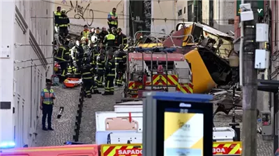 البرتغال: مصرع 17 شخص في حادث انقلاب ترام كهربائي في لشبونة