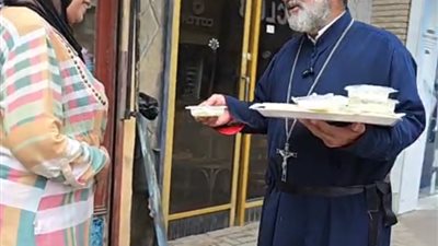 الأنبا بندليمون يشارك أهالي دمياط الاحتفال بالمولد النبوي بتوزيع الحلوى
