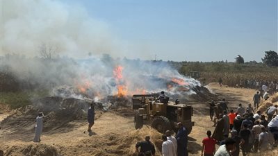 اندلاع حريق ضخم داخل مصنع كتان في قرية كفر العزيزية بسمنود