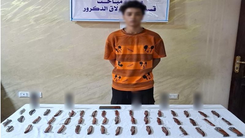 شاب يروج لبيع الأسلحة