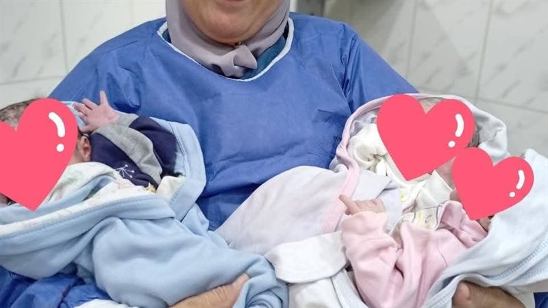 ثلاثة أطفال تؤام
