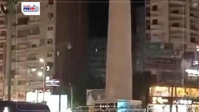 مقطع يثير الجدل.. شاب يدعو لصديقه من ميدان المسلة بالفيوم