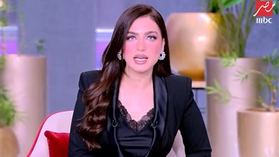 ياسمين عز تثير الجدل مجددًا بتصريحاتها حول غياب الأب في حفل زفاف