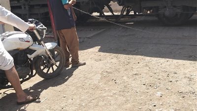 عامل مزلقان ينقذ شابا من ذوى الاحتياجات الخاصة من الموت المحقق بالعياط