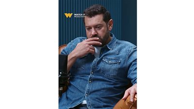 شتمتني وشتمت كندة مراتي.. عمرو يوسف يكشف أغرب موقف له مع معجبة |فيديو 