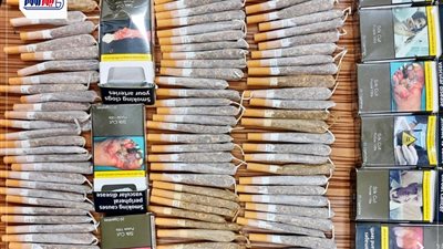 ضبط أجنبي ومصرية بحوزتهما 1100 قرص وسجائر مخدرة و220 قطعة احجار كريمة