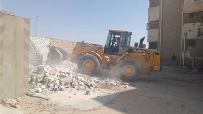 حي عتاقة بالسويس يشن حملة مكبرة لإزالة التعديات على أراضي الدولة والاشغالات