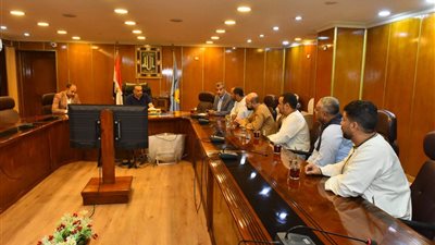 محافظ أسيوط يطلق حزمة مبادرات لدعم الفلاحين وتنمية مشروعات الثروة الداجنة 