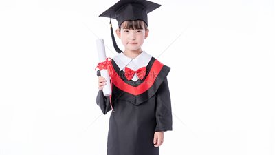 تلميذة في التاسعة تحصد البكالوريا الفرنسية بامتياز استثنائي