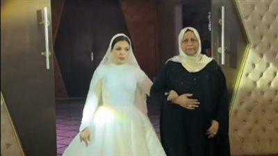 بمليون راجل.. أم مصرية تقدم ابنتها لعريسها بحفل الزفاف في مشهد مؤثر