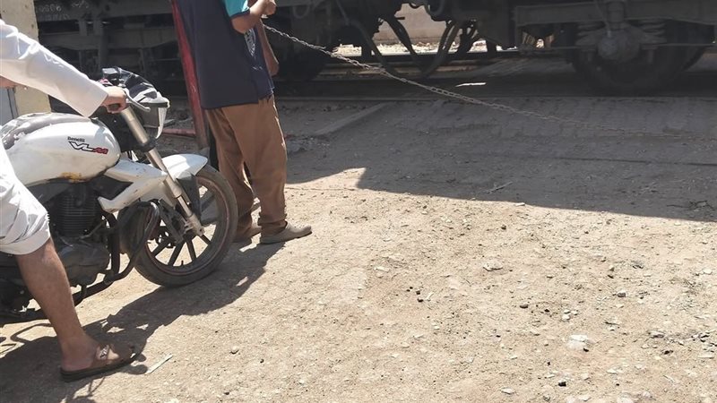 الشاب قبل عبور شريط