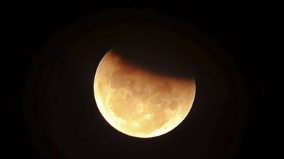 خبيرة التاروت: القمر الدامي ظاهرة فلكية طبيعية لا علاقة لها بالدم أو الخرافات