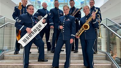 بعيدا عن الحروب..  فرقة القيادة الجوية الأمريكية تعزف السلام في قلب القاهرة