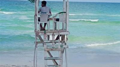  شواطئ العجمي والقطاع الغربي بالإسكندرية ترفع الرايات الحمراء 